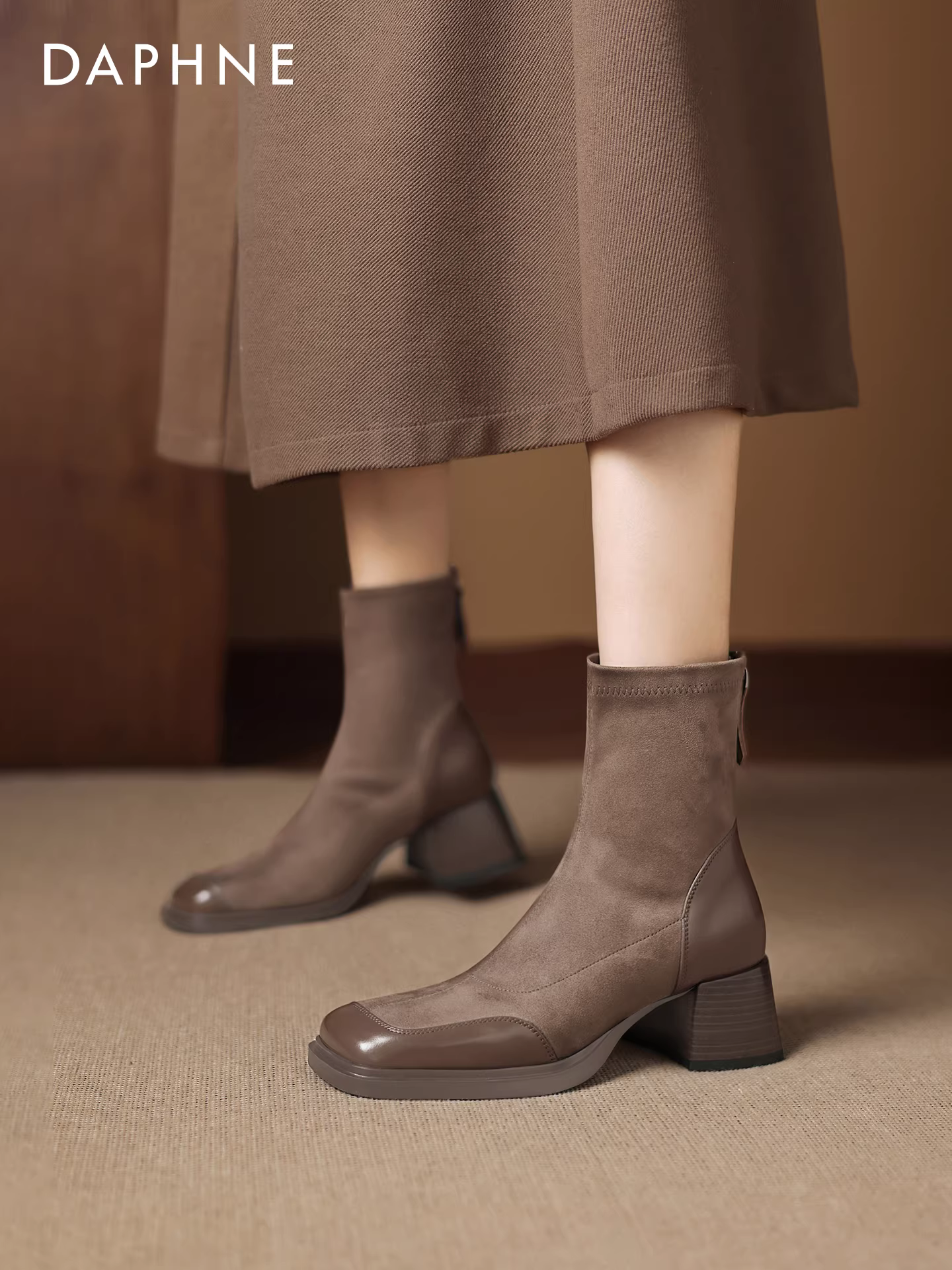 Giày bốt ngắn Daphne dành cho nữ có gót cao, kiểu dáng mùa đông mới 2025, lót lông cừu, co giãn, giày bốt thon gọn không làm mỏi chân, giày bốt Martin mũi vuông màu đen.