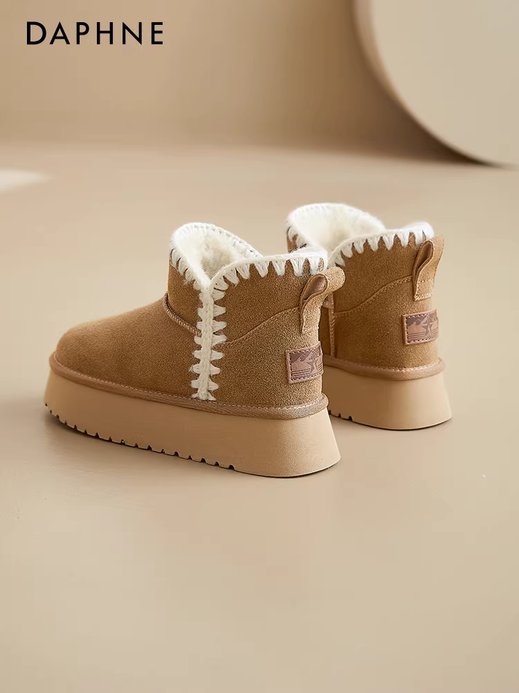 Giày bốt tuyết đế dày Daphne dành cho nữ mùa đông 2025, kiểu mới, dễ mang, ấm áp, cổ ngắn, lót lông cừu dày.