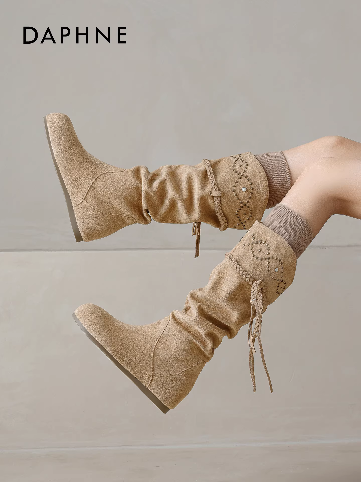 Giày bốt cao cổ Daphne dành cho nữ, mùa thu đông 2025, kiểu dáng cổ điển, phong cách dân tộc, kiểu bốt cao bồi phương Tây, có tăng chiều cao ẩn và thiết kế xếp lớp.