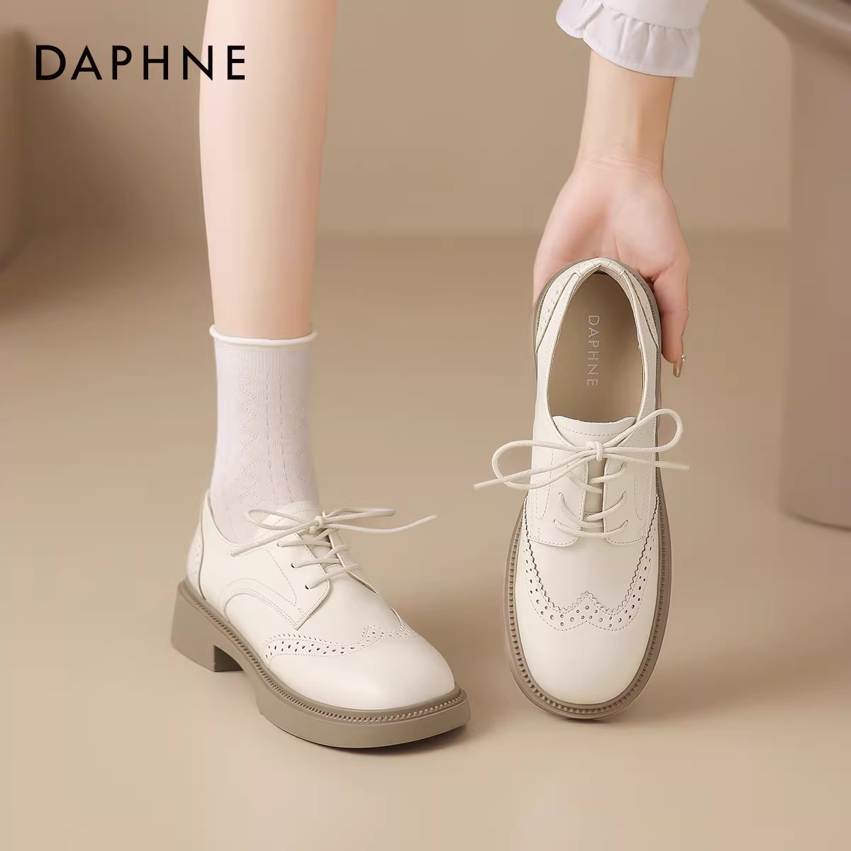 Giày lười đế dày màu trắng Daphne dành cho nữ, giày da buộc dây mới mùa thu 2025, giày brogue, giày Oxford.