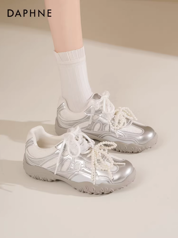 Giày thể thao nữ Daphne bạc, kiểu dáng mới mùa thu 2025, đế mềm, dây buộc, phong cách thể thao giản dị, màu trắng.