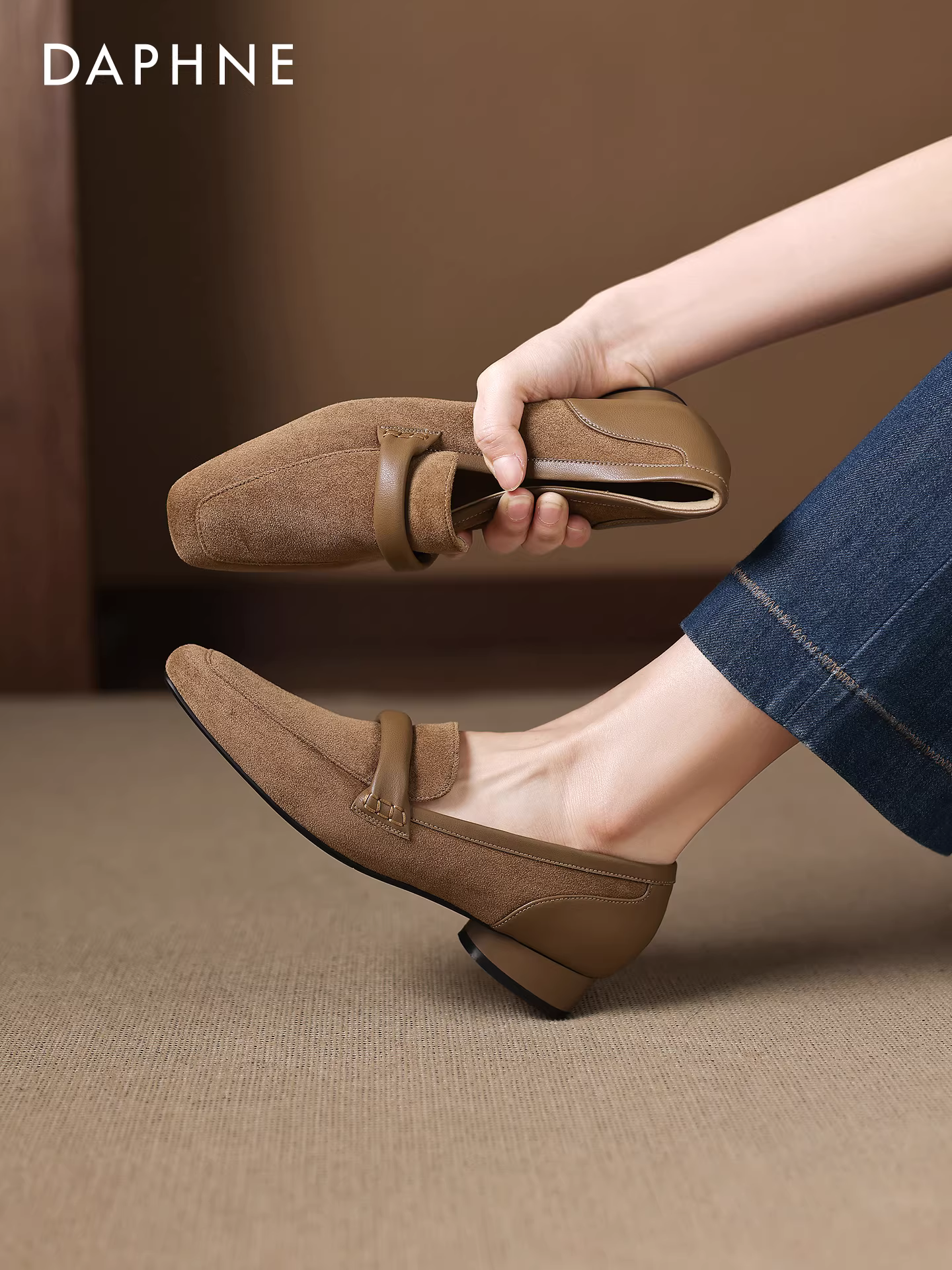 Giày Loafer Daphne nữ kiểu retro 2025, mẫu mới thu đông, đa năng, đế mềm, mũi vuông, giày đơn giản, đi làm, gót thấp.