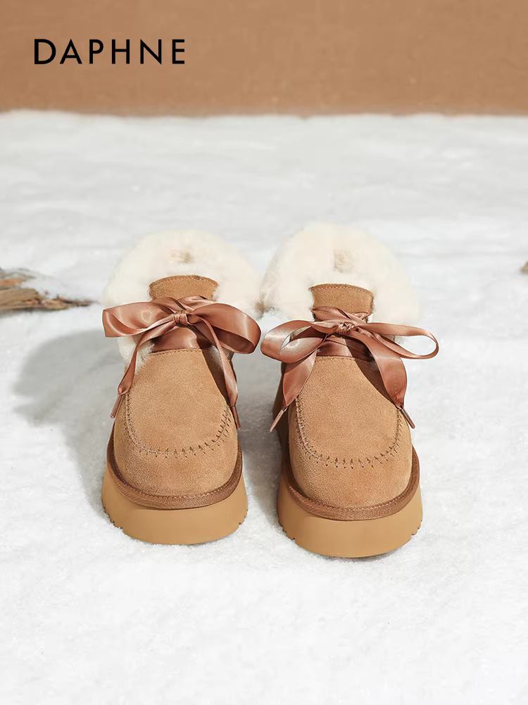 Giày bốt tuyết đế dày Daphne dành cho nữ mùa đông 2025 kiểu mới giữ ấm chống lạnh, lót lông mềm mại, tăng chiều cao, chất liệu cotton Đông Bắc