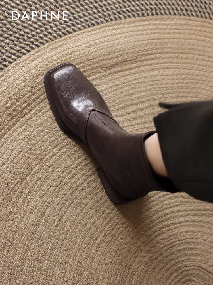 Giày bốt ngắn Daphne dành cho nữ 2025, mẫu mới thu đông, kiểu Martin, mũi vuông, đế bằng, lót lông mùa đông, kiểu dáng Pháp, ôm chân.
