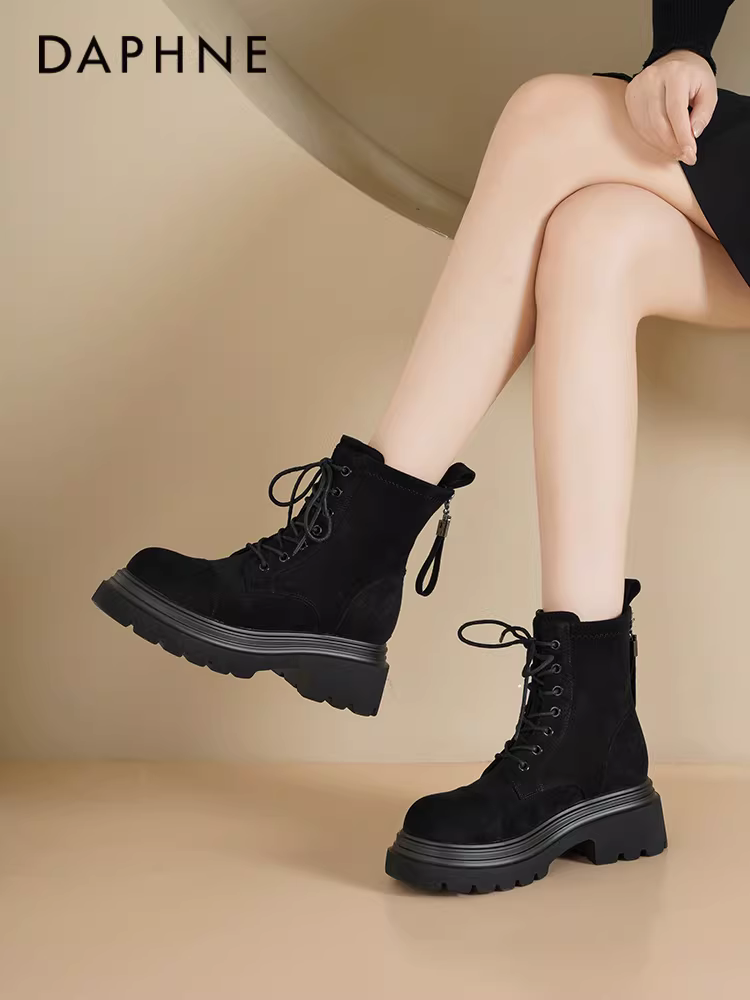 Giày bốt Martin đen Daphne dành cho nữ, mẫu mới thu đông 2025, kiểu dáng ôm sát, phong cách Anh, bốt ngắn có lót lông, đế dày.