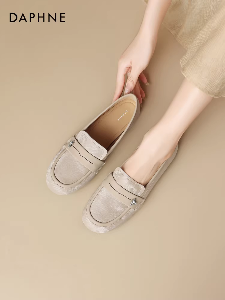 Giày lười kiểu Trung Quốc mới của Daphne dành cho nữ, mẫu mới mùa thu 2025, giày da nhỏ, đế bằng, phong cách dân tộc, giày đi làm, mẫu mùa thu đông.