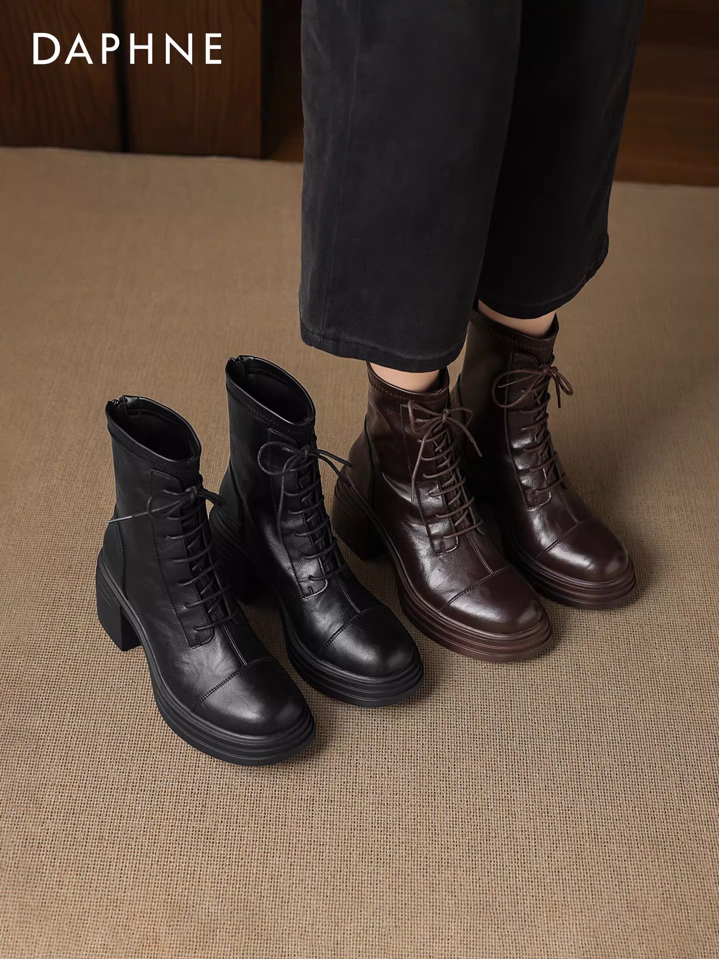 Giày bốt Martin đen Daphne dành cho nữ mùa đông 2025, kiểu Anh, đế dày, lót lông, cổ ngắn, gót cao