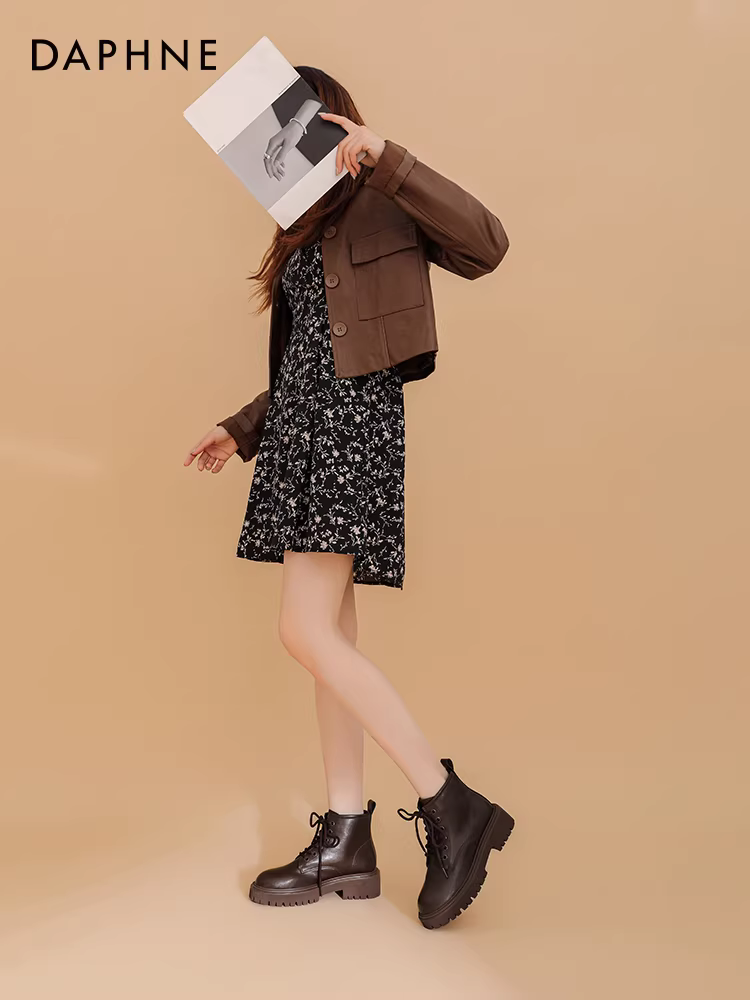 Giày bốt Martin đế dày Daphne dành cho nữ 2024, mẫu mới thu đông, đa năng, màu nâu, kiểu Anh, giày bốt ngắn nữ đang thịnh hành