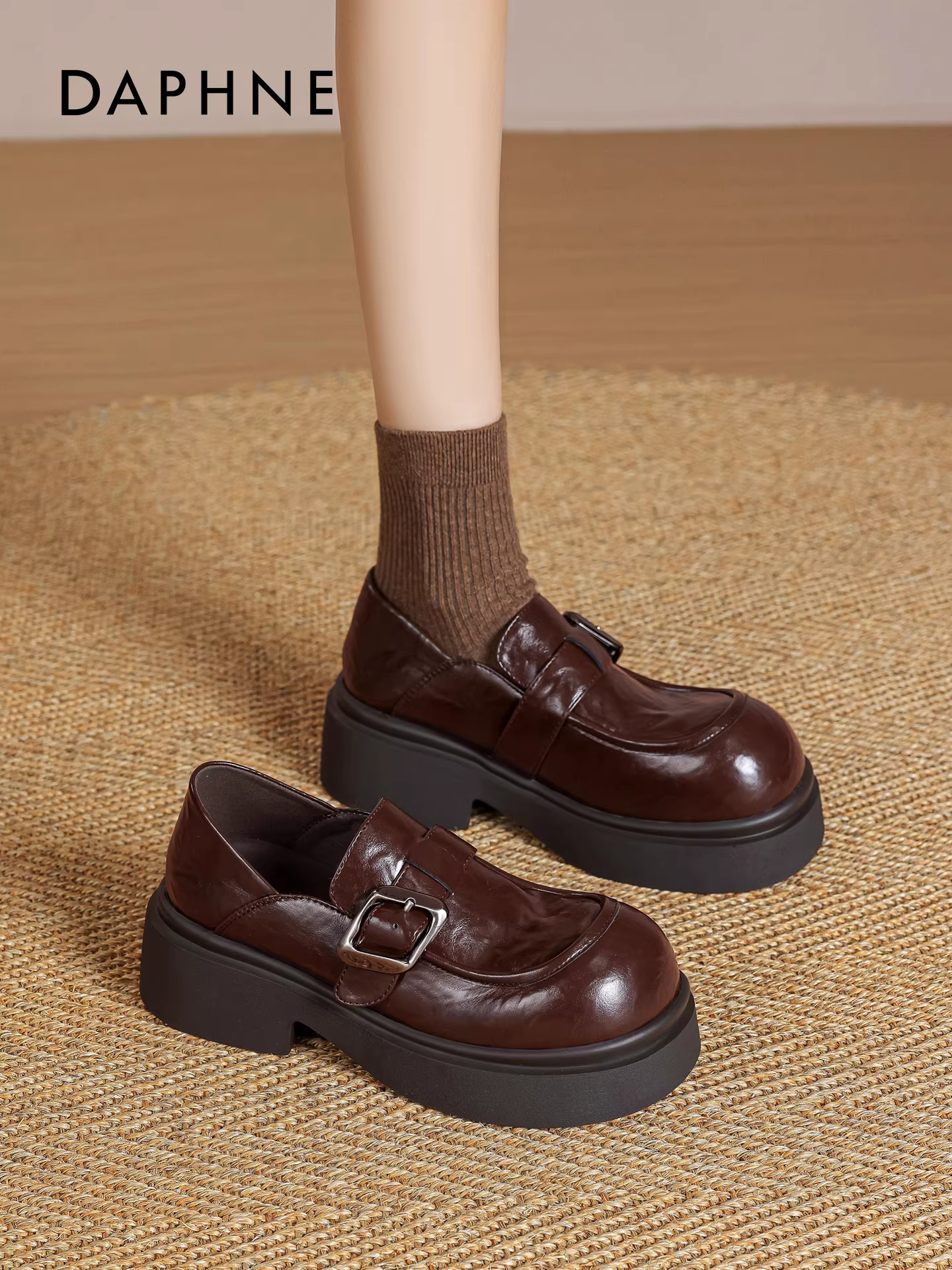 Giày lười nữ Daphne 2025 thời trang, giày da kiểu Anh màu nâu mùa đông mới đế dày, giày đơn giản đa năng.