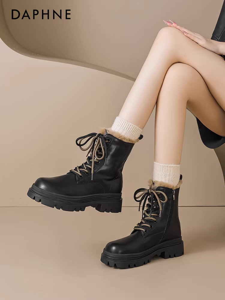 Giày bốt Martin lót lông cừu Daphne dành cho nữ, kiểu dáng mới mùa đông 2025, tăng chiều cao, giữ ấm, chống trơn trượt, chất liệu cotton Harbin.