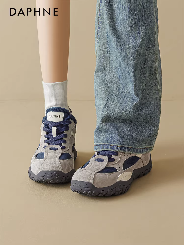 Giày thể thao nữ Daphne lót lông cừu màu đỏ, kiểu dáng thể thao mùa đông 2025 mới, ấm áp, chất liệu cotton, đế dày, tăng chiều cao ẩn, phong cách thường ngày.