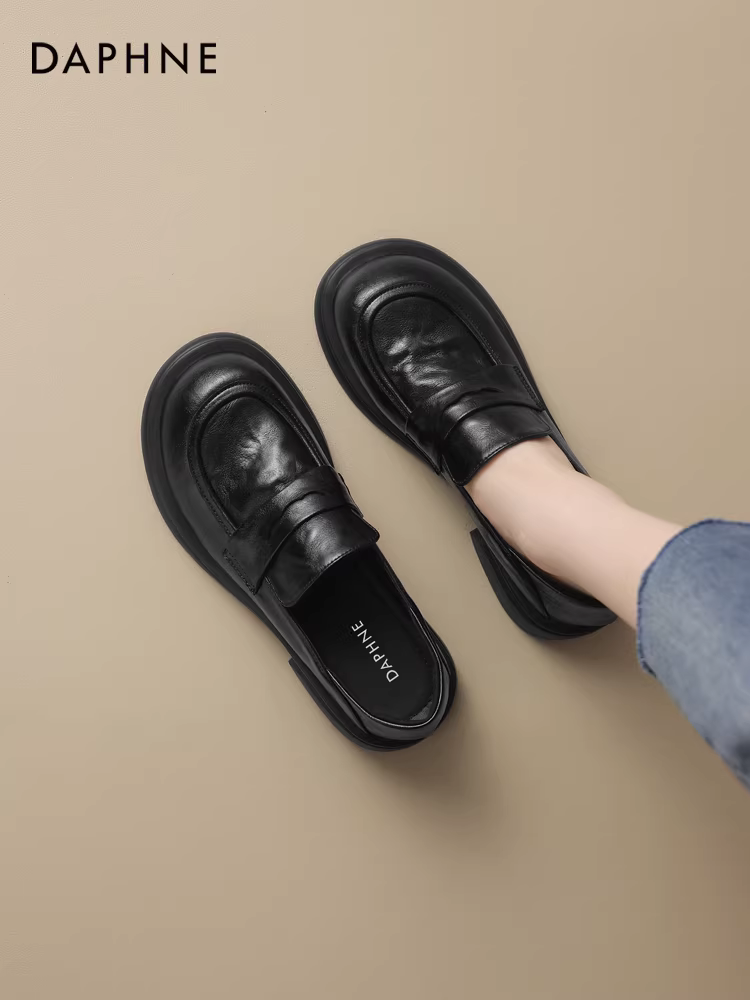 Giày Loafer nữ Daphne màu đen, mẫu mới Thu 2025, chất liệu da mềm, đế bằng, gót thấp, kiểu dáng công sở, giày da nhỏ gọn phong cách Anh.