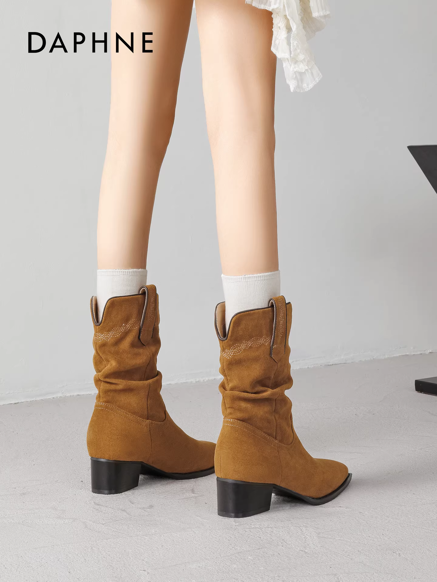 Giày bốt nữ Daphne màu kaki, kiểu dáng xuông, mùa thu 2025, mũi nhọn, cao đến giữa bắp chân, gót dày, kiểu cổ điển, màu Melard.