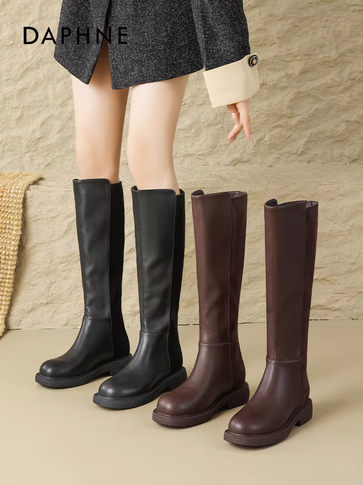 Giày bốt cao cổ đen Daphne dành cho nữ, mùa thu đông, lót lông cừu, kiểu mới 2025, bốt cao cổ đế bằng, bốt cưỡi ngựa dáng ôm.