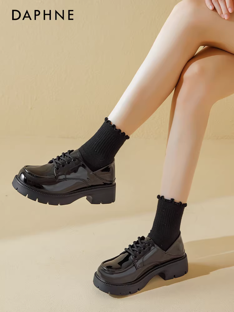 Giày Loafer đen Daphne nữ 2025 kiểu Anh mới mùa thu đế dày, giày da nhỏ cổ sâu đi làm, giày đơn giản phong cách JK