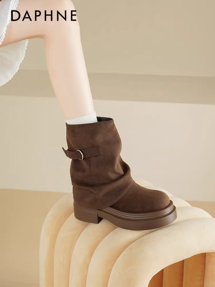 Giày bốt ngắn Daphne nữ 2025, giày mùa đông mới màu nâu, bốt nữ mùa thu đông đế dày kiểu Martin