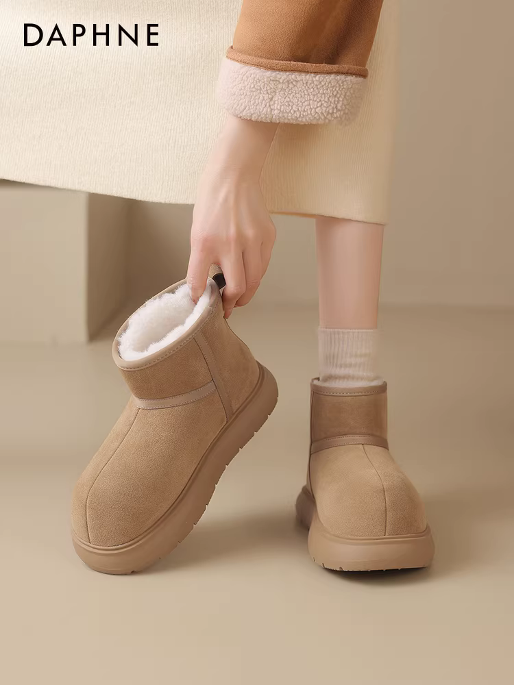 Giày bốt tuyết mũi rộng Daphne dành cho nữ 2025, giày bông đế dày mới, giày nữ lót lông mùa đông dễ thương và độc đáo dành cho mùa thu đông.