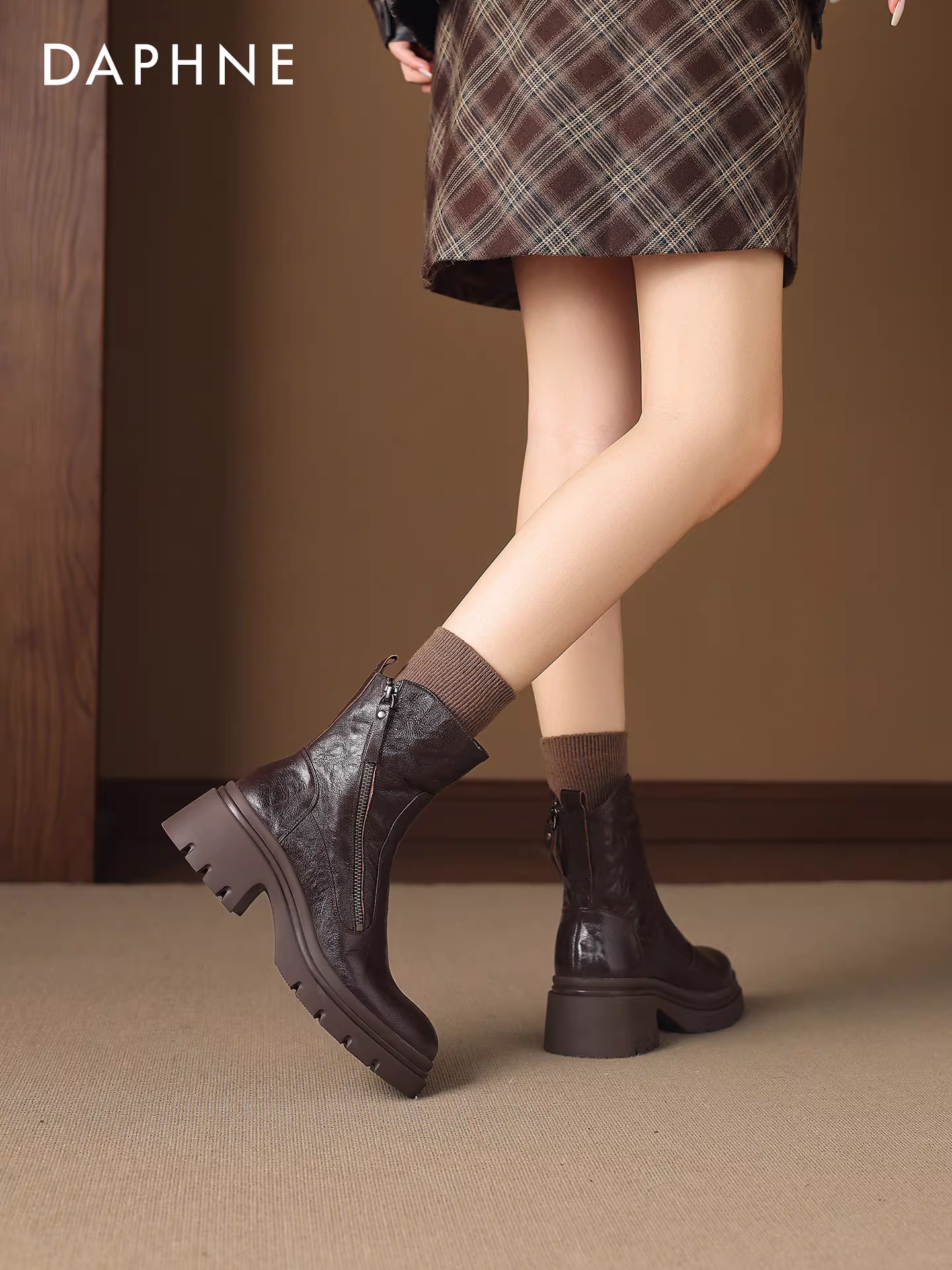 Giày bốt cổ ngắn gót thô Daphne dành cho nữ, mẫu mới mùa đông 2025, phong cách Anh, kiểu Martin, đế dày, lót lông, ôm chân.