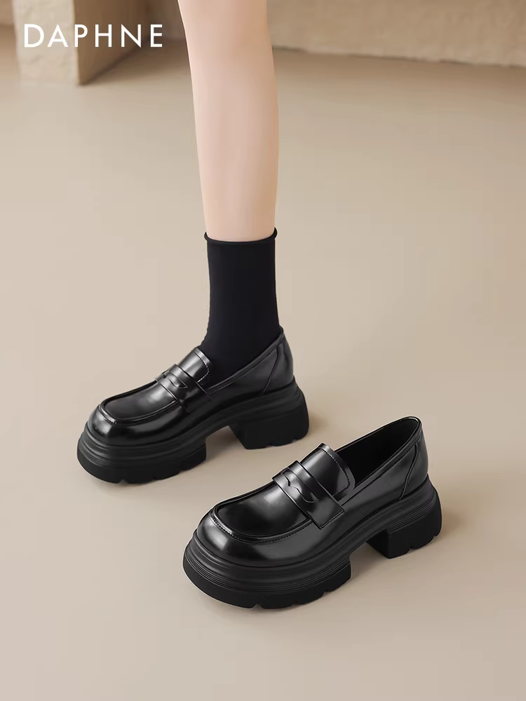 Giày lười nữ Daphne màu đen, giày da đế dày mùa thu, kiểu Anh, giày lười tăng chiều cao mới năm 2025.