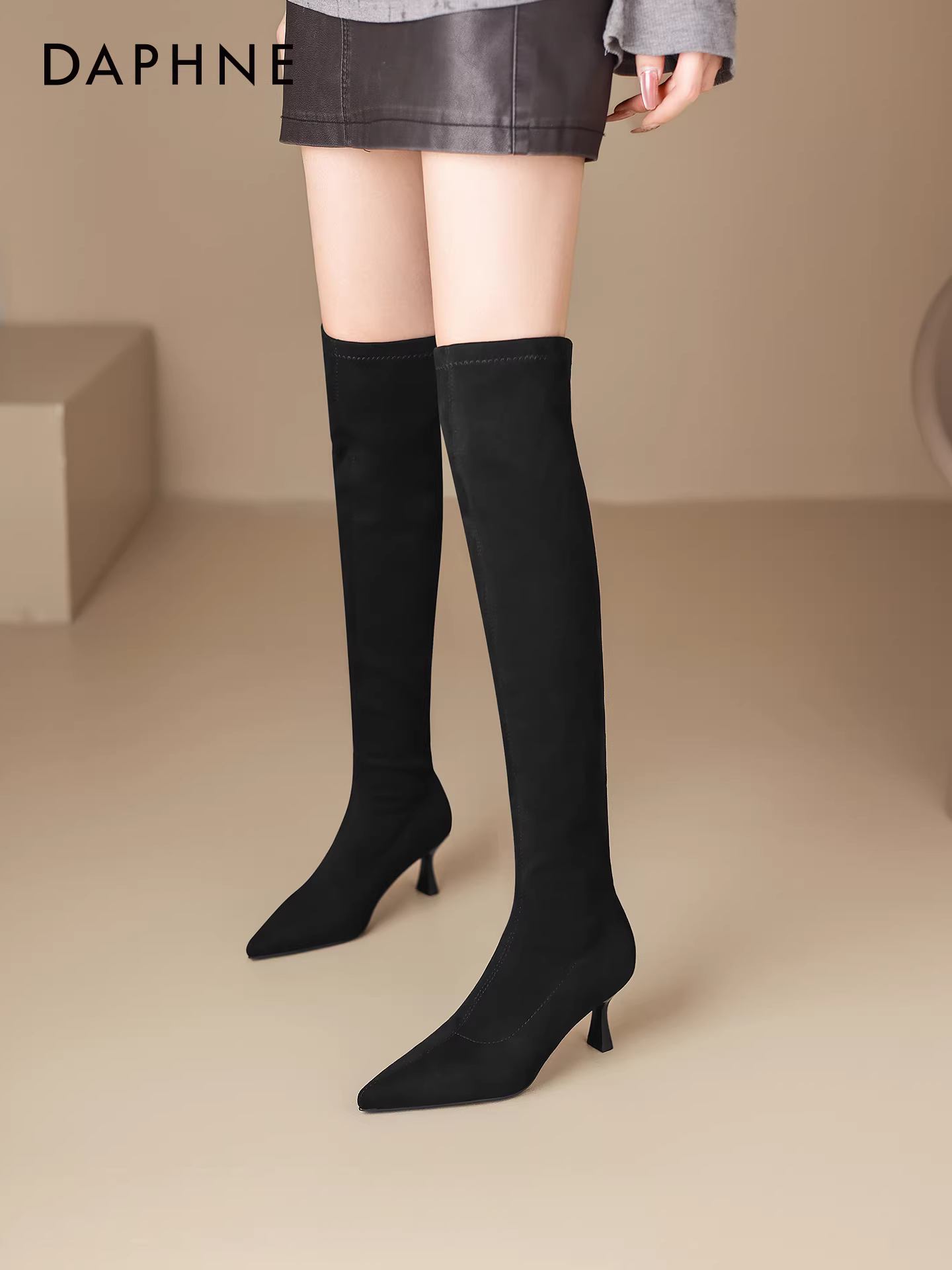Giày bốt cao quá gối Daphne màu đen dành cho nữ, mẫu mới mùa đông 2025, lót lông cừu, mũi nhọn, gót nhọn, kiểu dáng ôm sát, bốt dài