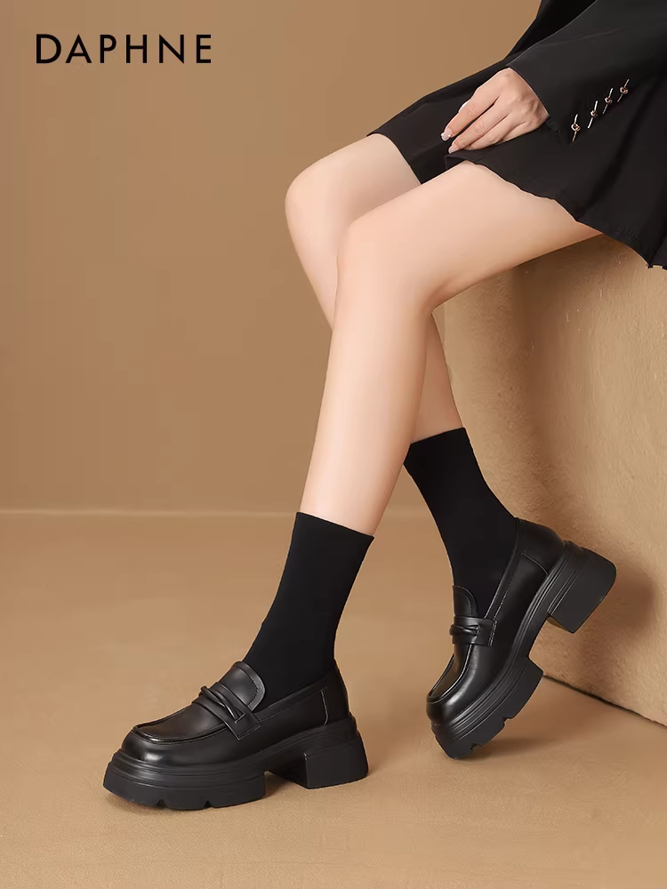 Giày lười đế xuồng đen Daphne dành cho nữ, mẫu mới thu đông 2025, kiểu Anh, chất liệu da, kiểu dáng dễ mang.