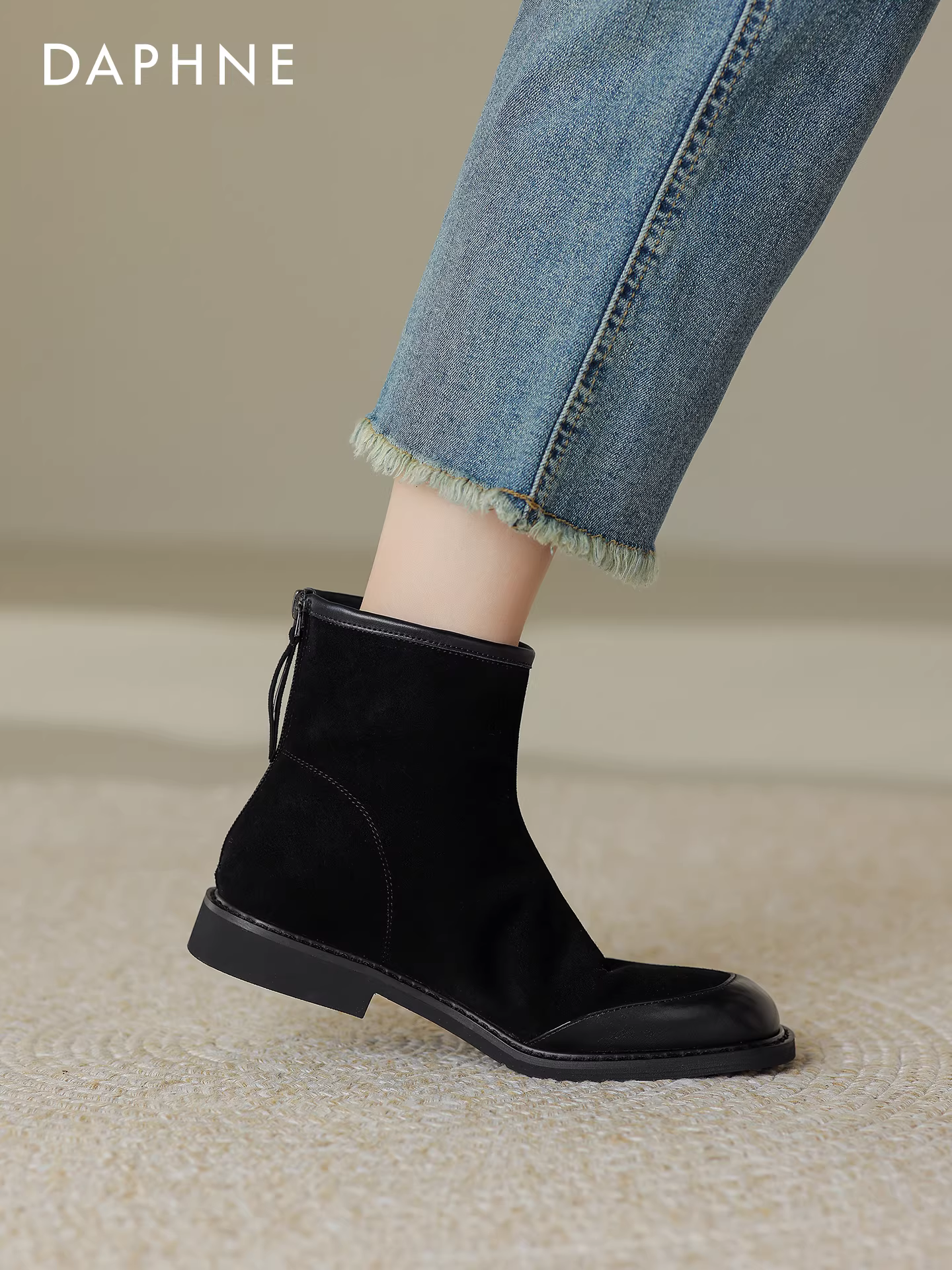 Giày bốt ngắn Daphne kiểu retro dành cho nữ, mẫu mới thu đông 2025, lót lông mềm mại, phối da lộn, kiểu dáng ôm sát, đế bằng, thoải mái, kiểu Martin.