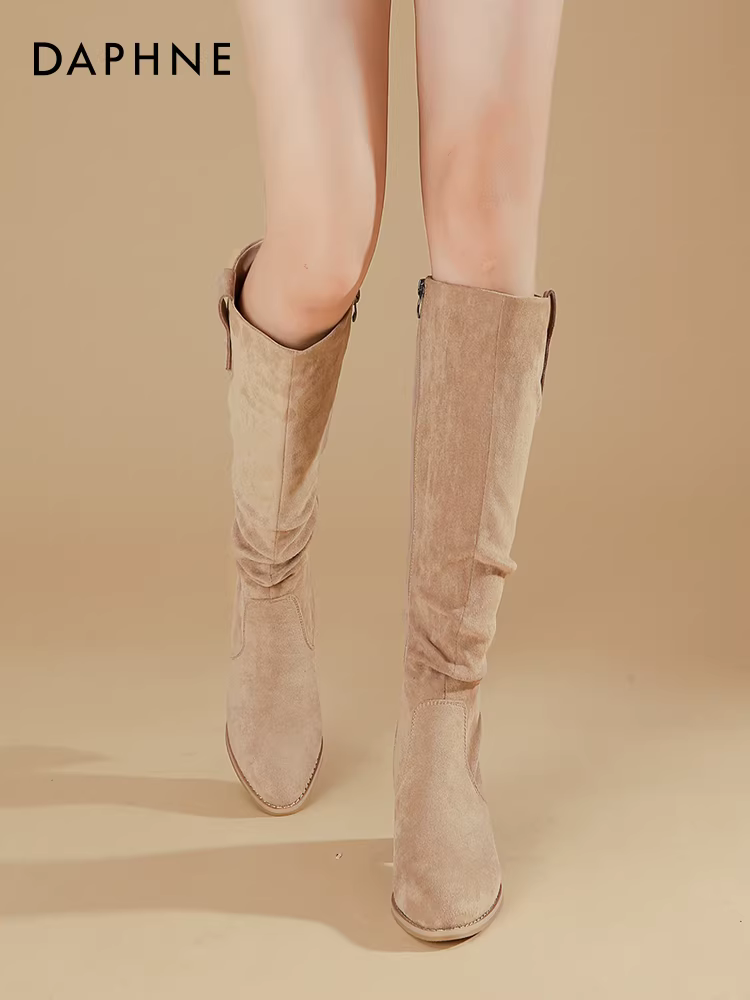 Giày bốt nữ Daphne cao cổ mùa thu đông 2025 kiểu dáng cao cổ, đế dày, mũi nhọn, màu đen