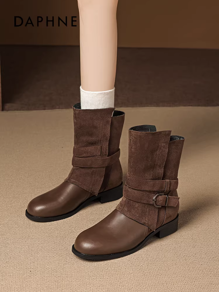 Giày bốt ngắn màu nâu Daphne dành cho nữ, mẫu mới thu đông 2025, kiểu cổ điển, phong cách cao bồi miền Tây, kiểu xếp lớp, đế dày, kiểu Martin.