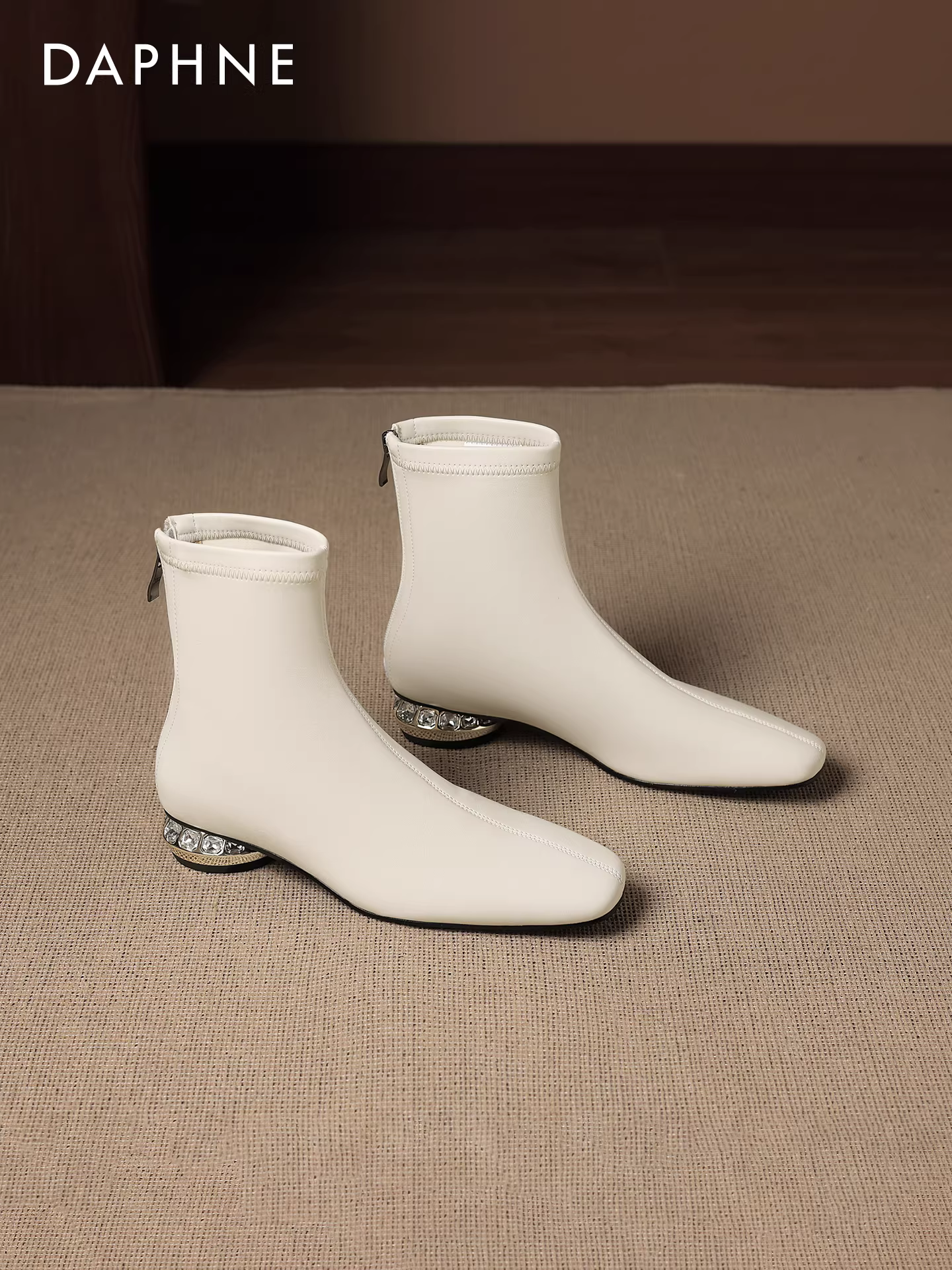 Giày bốt ngắn Daphne trắng Martin 2025 mới thu đông nữ cao cấp, kiểu dáng ôm sát, chất liệu da