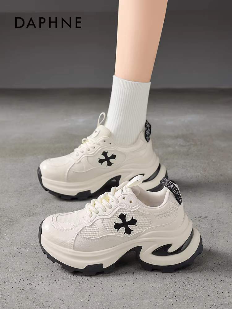 Giày thể thao đế dày Daphne dành cho nữ mùa xuân 2026 mới, đế mềm, tăng chiều cao, họa tiết chéo, kiểu dáng thường ngày