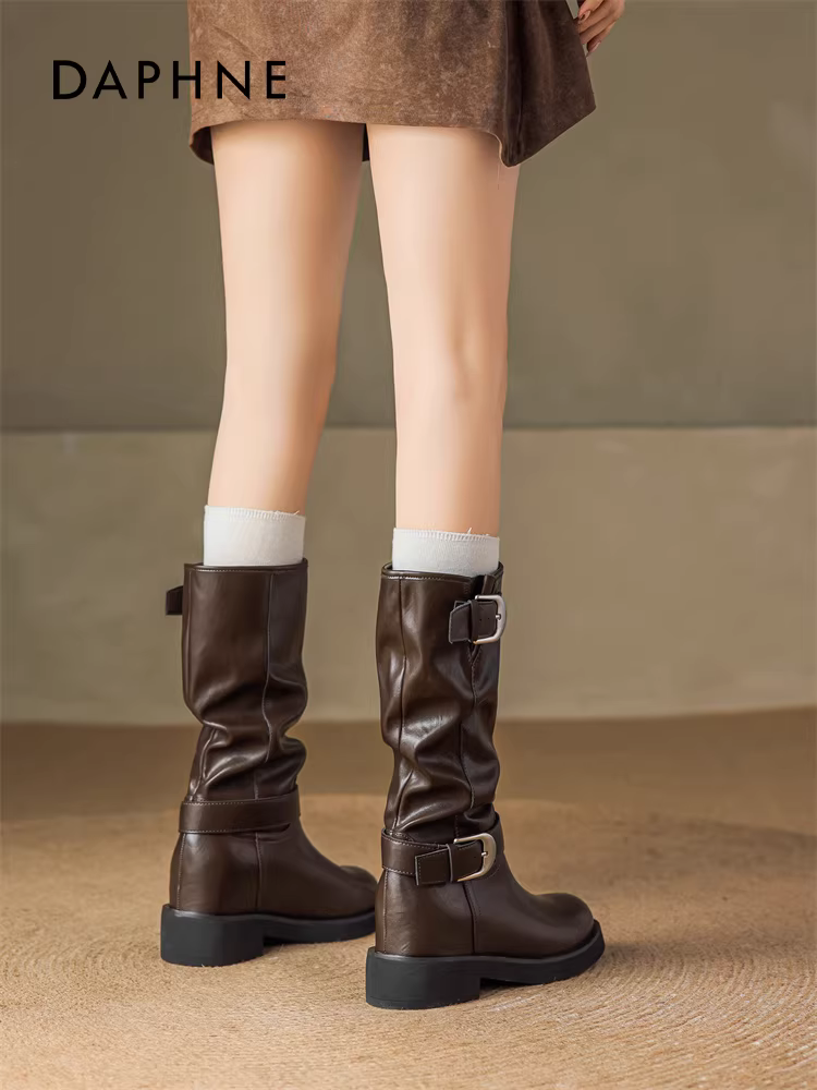 Giày bốt Daphne, bốt dài nữ, kiểu dáng mới phổ biến năm 2025, mùa thu đông, rất đẹp, đế dày, dành cho người nhỏ nhắn, kiểu xếp tầng, bốt ôm dáng.