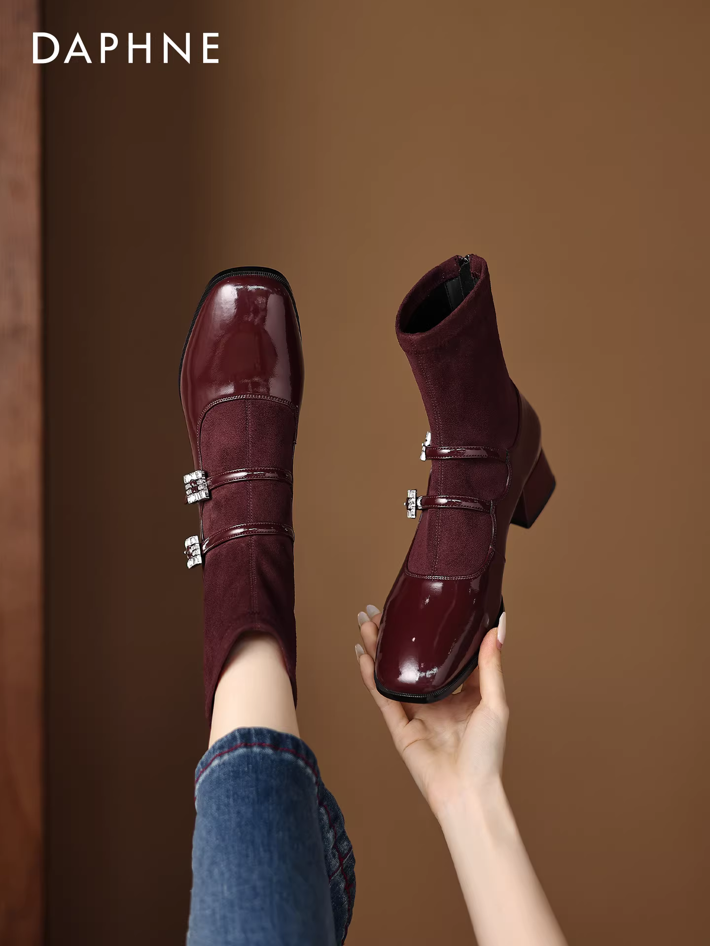 Giày bốt cao gót ngắn Daphne dành cho nữ, bốt đỏ nữ, bốt da lộn ôm sát kiểu mới 2025, bốt kiểu Mary Jane, giày cưới