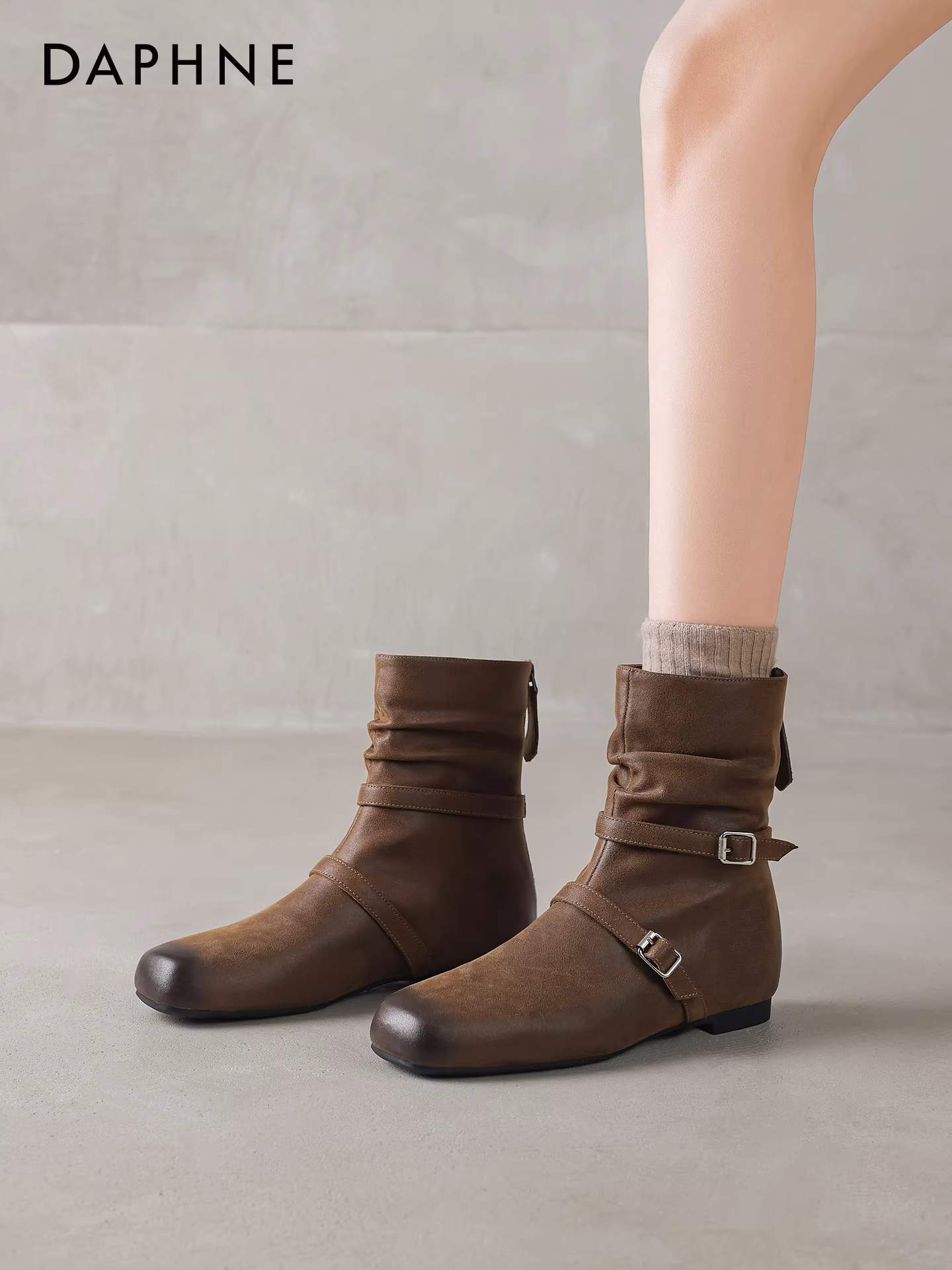 Giày bốt nữ Daphne 2025 kiểu mới thu đông, đế bằng, ôm chân, kiểu dáng cao cổ, mũi vuông, kiểu Martin.