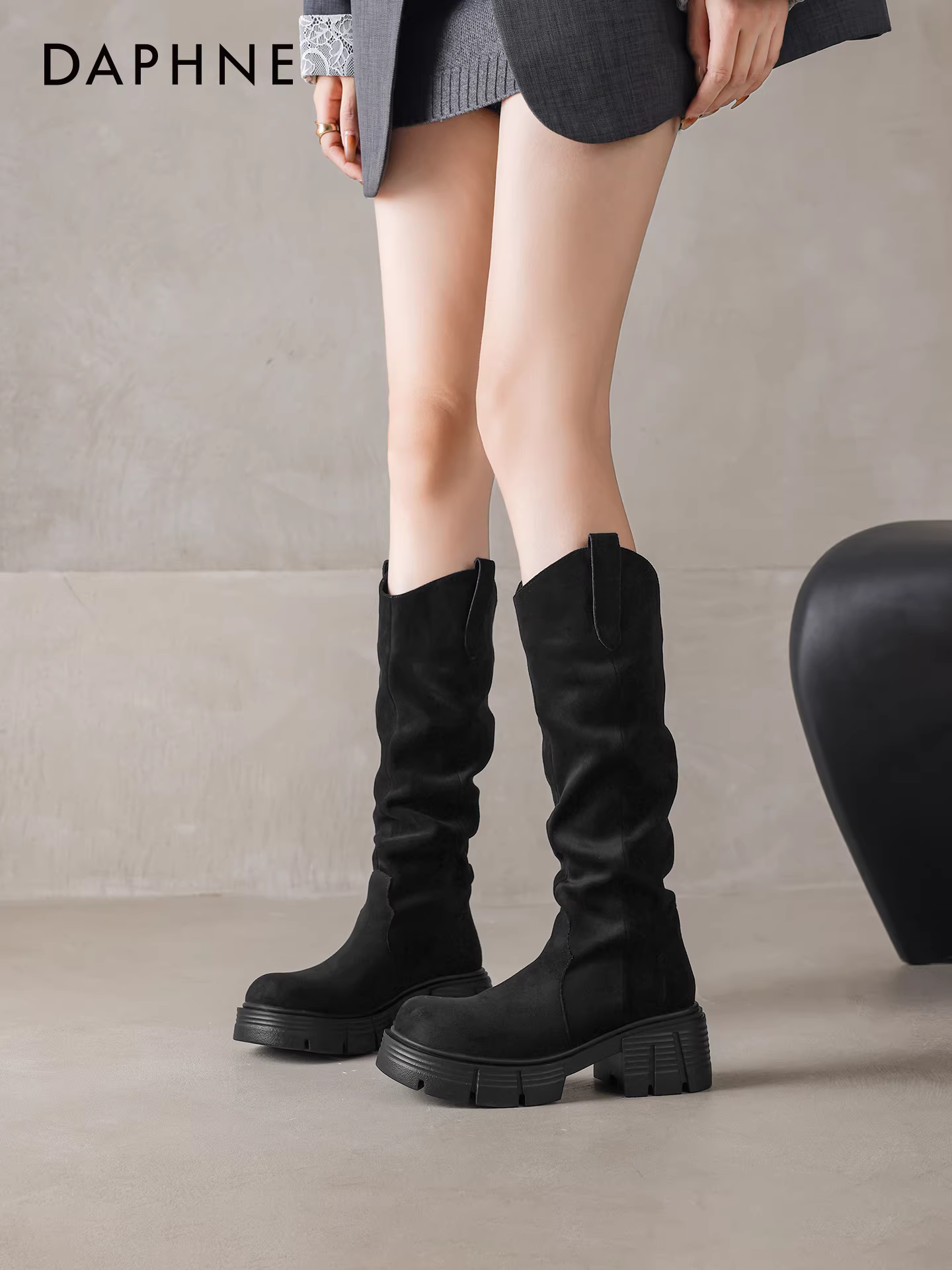 Giày bốt cao cổ đen Daphne 2025 kiểu mới mùa đông, kiểu dáng ôm dáng, đế dày, tăng chiều cao, kiểu dáng đi xe.