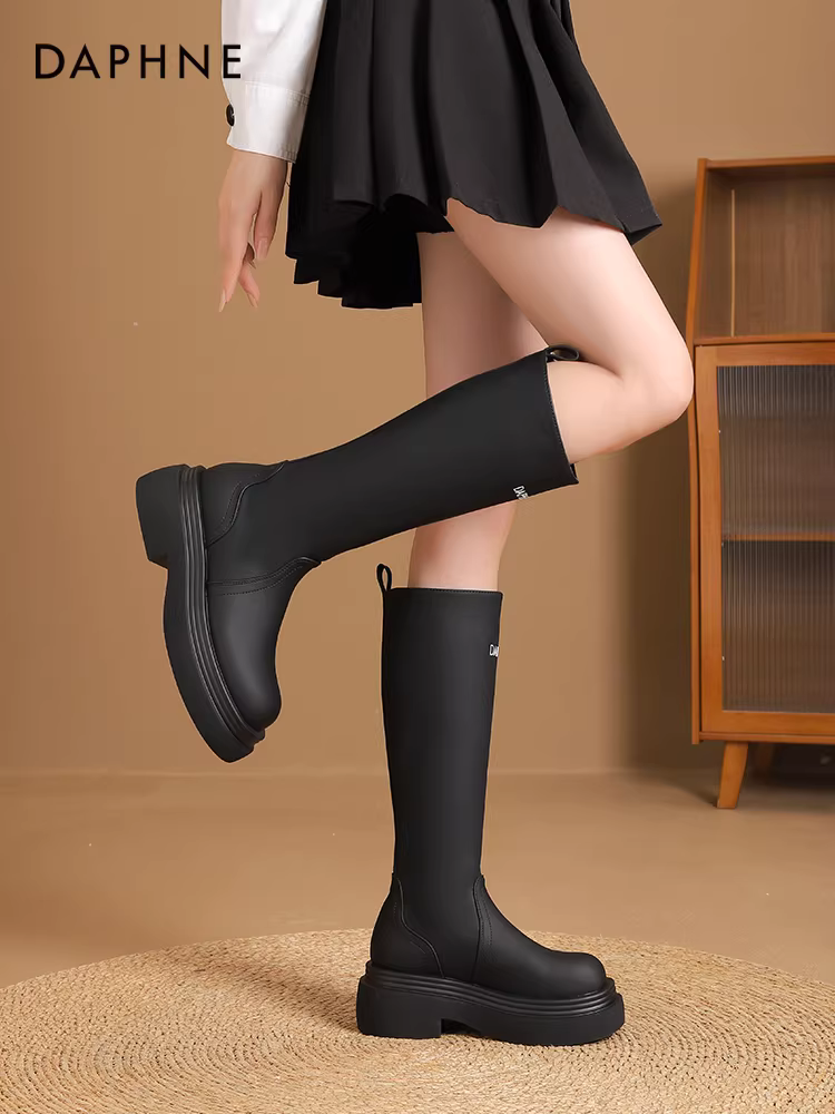 Giày bốt đế dày Daphne dành cho nữ 2025 mới mùa thu đông phong cách Anh quốc giày bốt cưỡi ngựa tăng chiều cao giày bốt thon gọn giày bốt đen