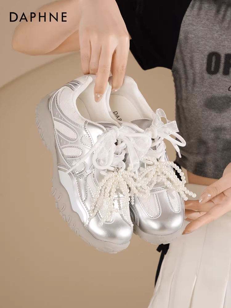 Giày thể thao nữ Daphne bạc, kiểu dáng mới mùa thu 2025, đế mềm, dây buộc, phong cách thể thao giản dị, màu trắng.