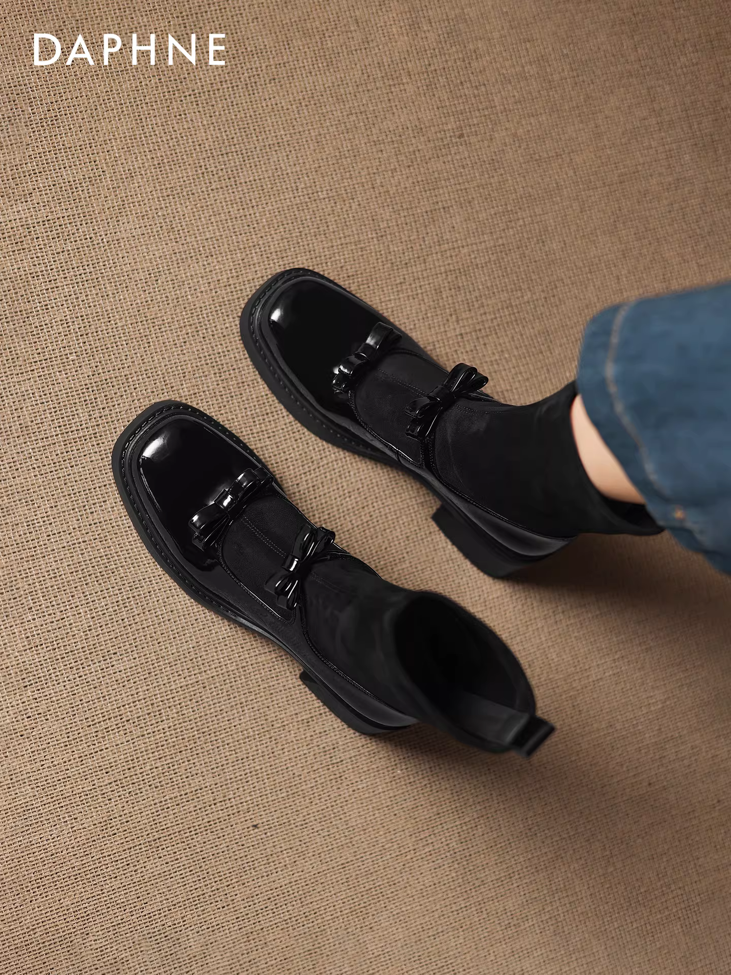 Giày da đen Daphne 2025 mới thu đông, kiểu buộc nơ, gót dày, lót lông, boots ngắn nữ, kiểu dáng thon gọn, boots Martin