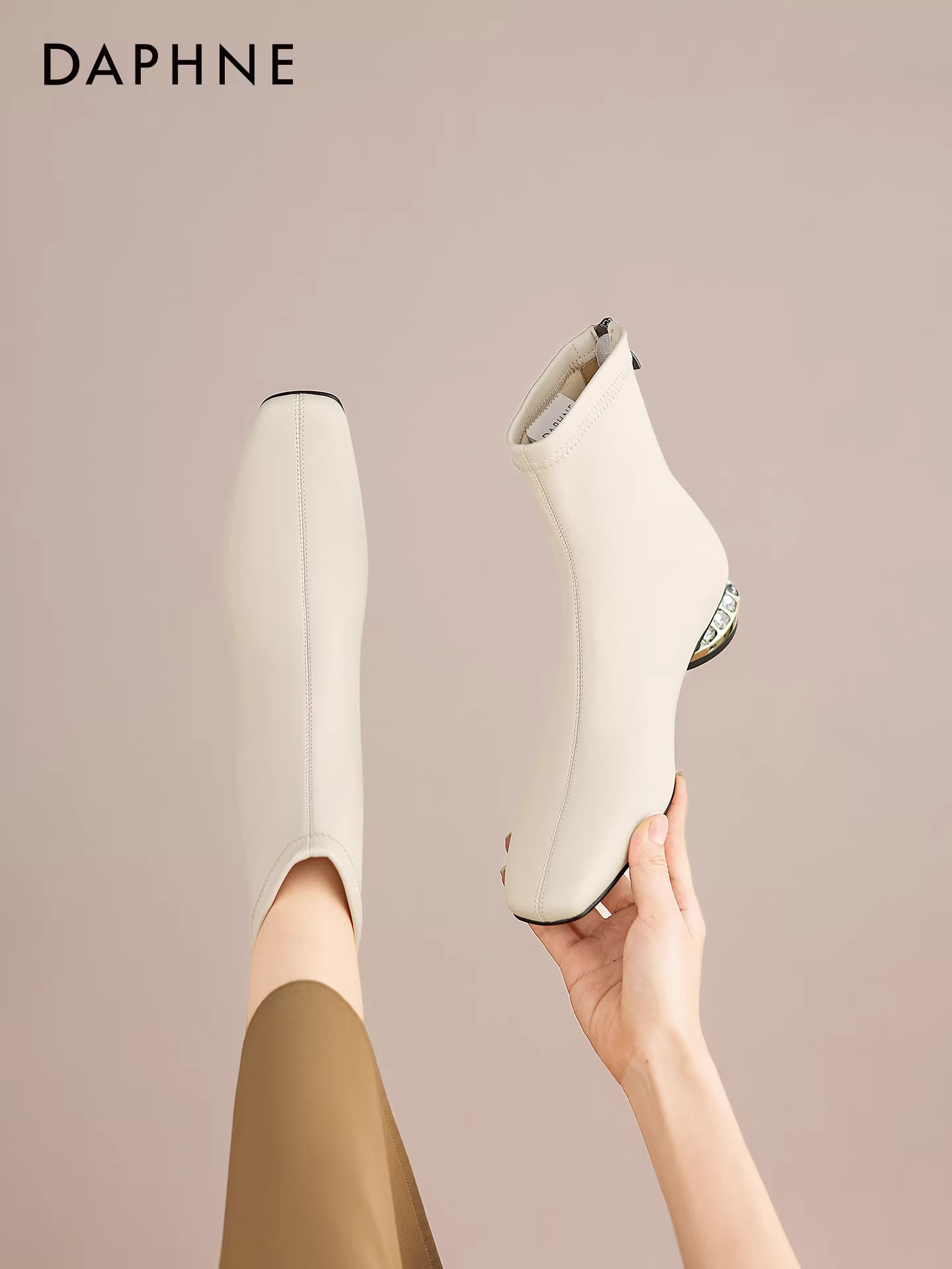 Giày bốt ngắn màu trắng Daphne dành cho nữ, kiểu mới mùa đông 2025, mũi vuông, lót lông cừu, kiểu Martin, gót dày, dáng ôm.