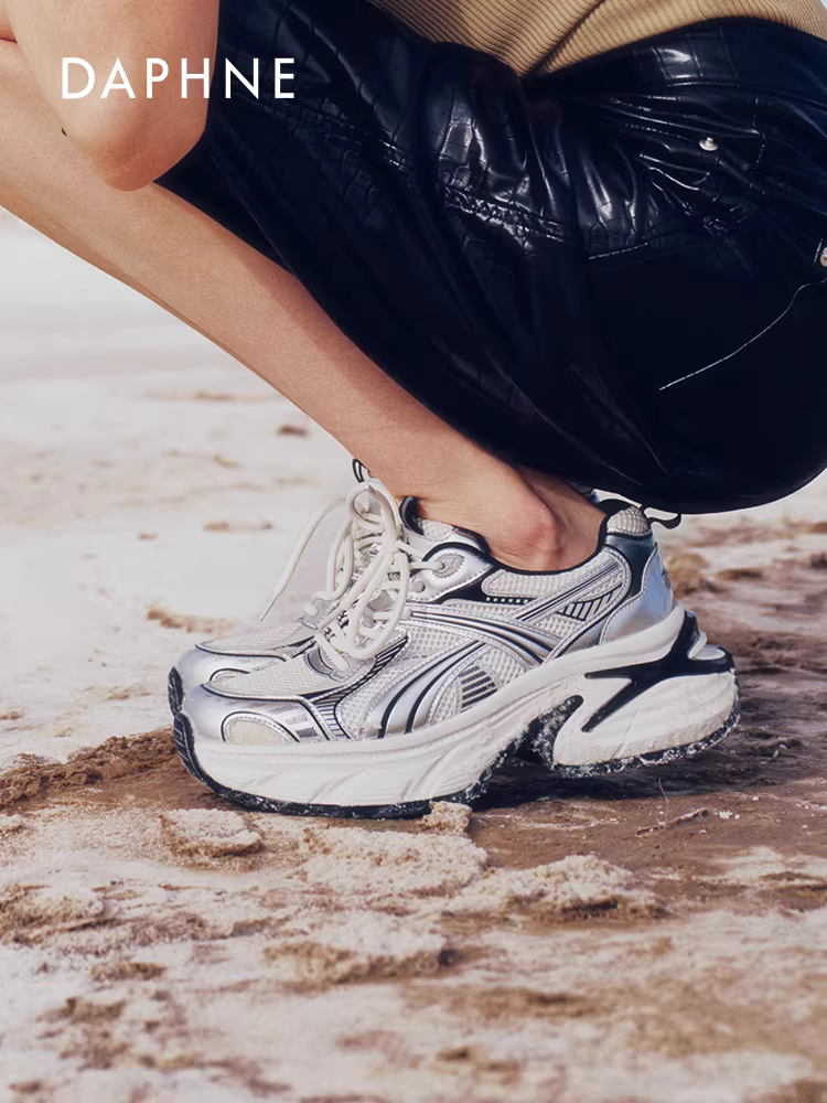 Giày nữ đế dày phong cách Song Qian, kiểu Daphne Cloud mềm mại, mẫu mới thu đông 2025, giày thể thao thời thượng.