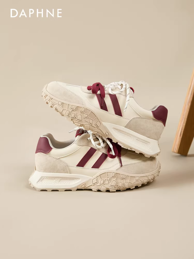 Giày thể thao nữ Daphne màu đỏ, giày thể thao đế dày mùa thu 2025 mới, giày tăng chiều cao, giày bố mùa xuân thu.