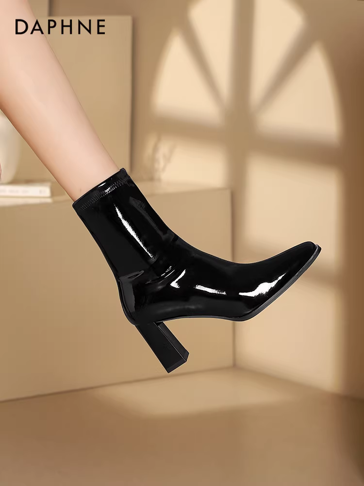Giày bốt cao gót ngắn Daphne dành cho nữ Thu Đông 2024, giày nữ mới kiểu Pháp, bốt ôm sát màu đen, quyến rũ, gót dày cao.