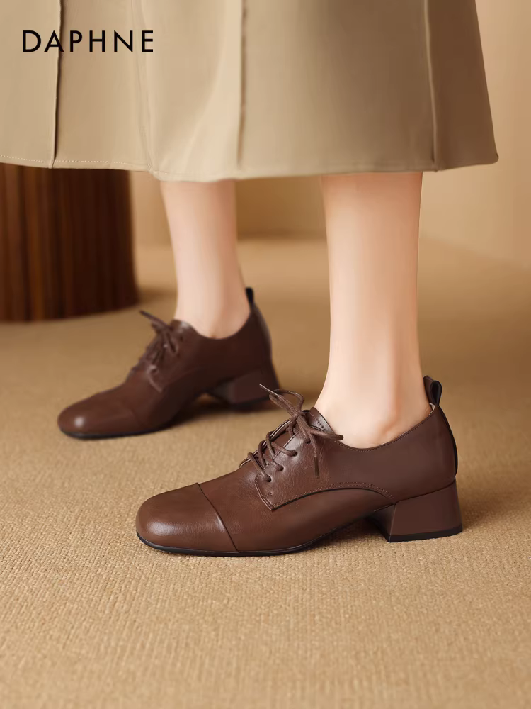 Giày lười nữ Daphne kiểu dáng sâu, mùa thu mới 2025, kiểu Pháp, gót thấp, màu nâu, buộc dây, chất liệu da