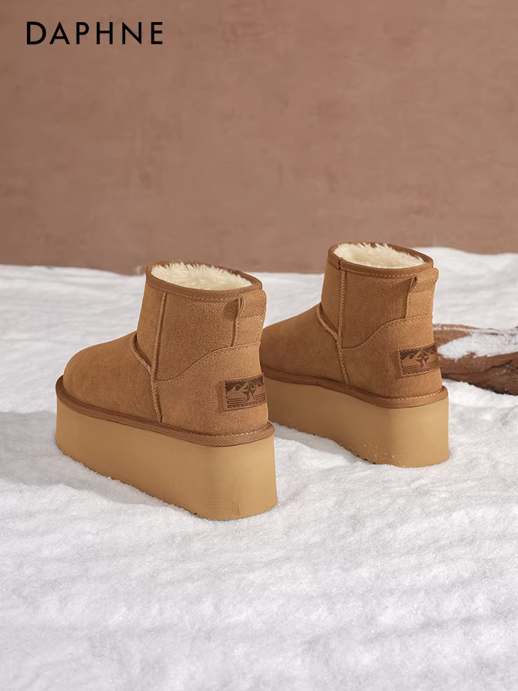 Giày bốt tuyết đế dày Daphne dành cho nữ mùa đông 2025, kiểu ngắn, giữ ấm, lót lông cừu, tăng chiều cao, chất liệu cotton Đông Bắc