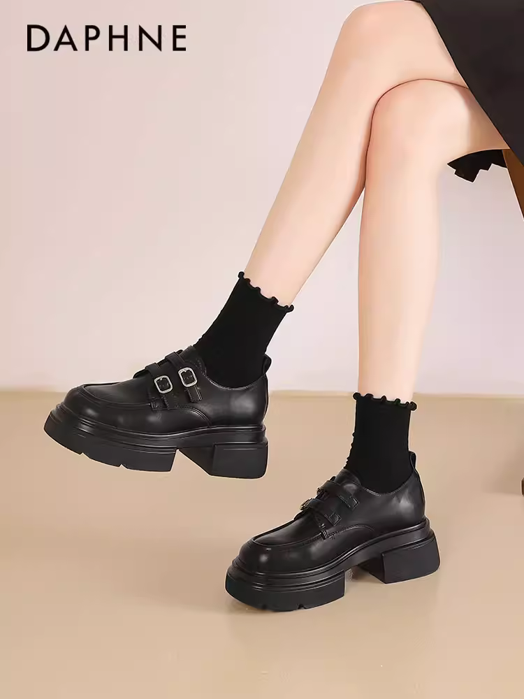 Giày lười đế dày Daphne dành cho nữ 2025, mẫu mới thu đông, khóa đôi, đa năng, kiểu Anh, chất liệu da đen