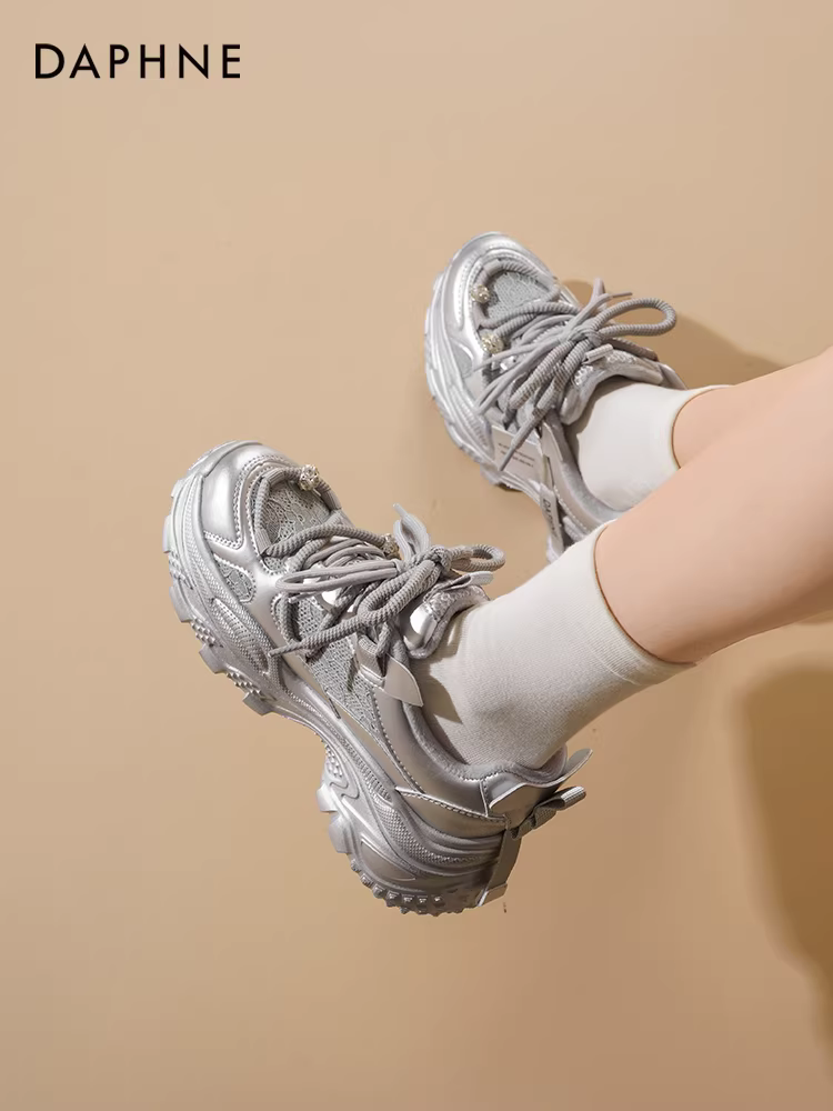 Giày thể thao nữ Daphne lót lông cừu, mẫu mới thu đông 2025, đế dày màu bạc, tăng chiều cao, đa năng, phong cách thường ngày.