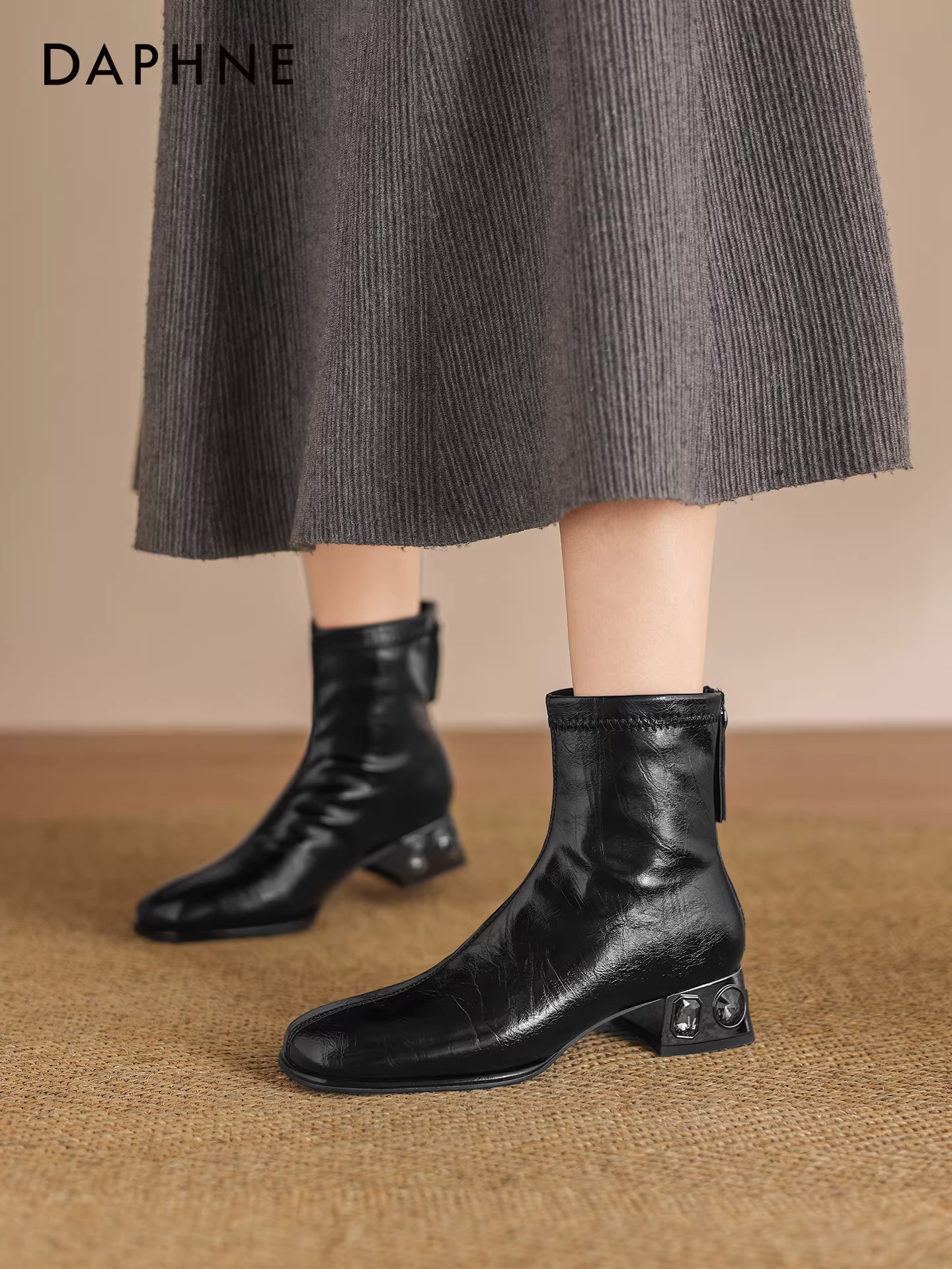 Giày bốt ngắn đen Daphne dành cho nữ mùa đông 2025 kiểu retro mũi vuông gót đính đá kiểu dáng ôm sát phong cách Anh Quốc kiểu Martin