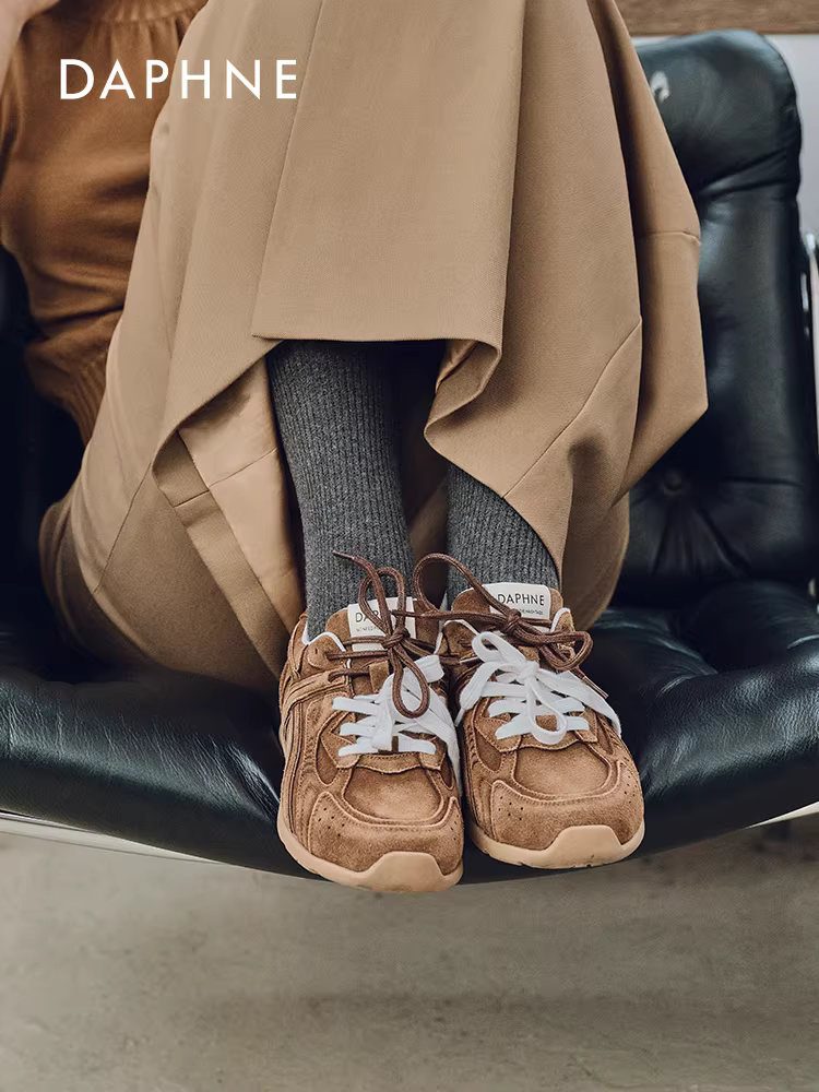 Giày tập mềm Daphne Cloud dành cho nữ Thu 2025 Giày nữ mới đế bằng màu nâu Giày thể thao đa năng dành cho nữ