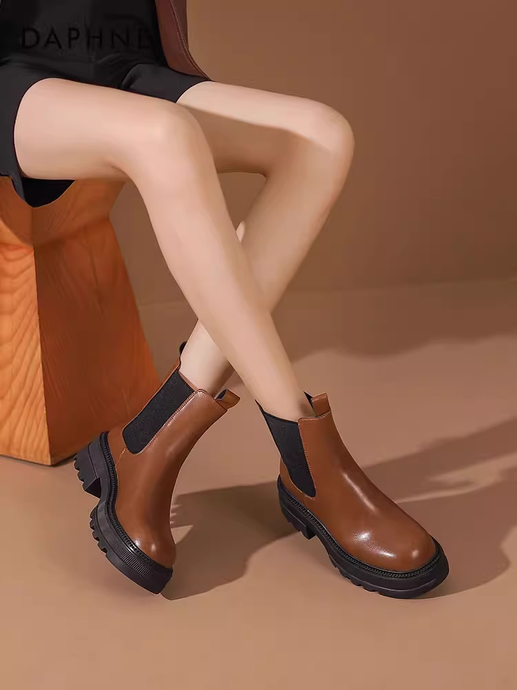 Giày bốt dài lót lông cừu Daphne dành cho nữ, bốt ngắn mùa đông, giày cotton ấm áp, bốt Martin cổ điển, bốt đi tuyết đế dày dành cho nữ.