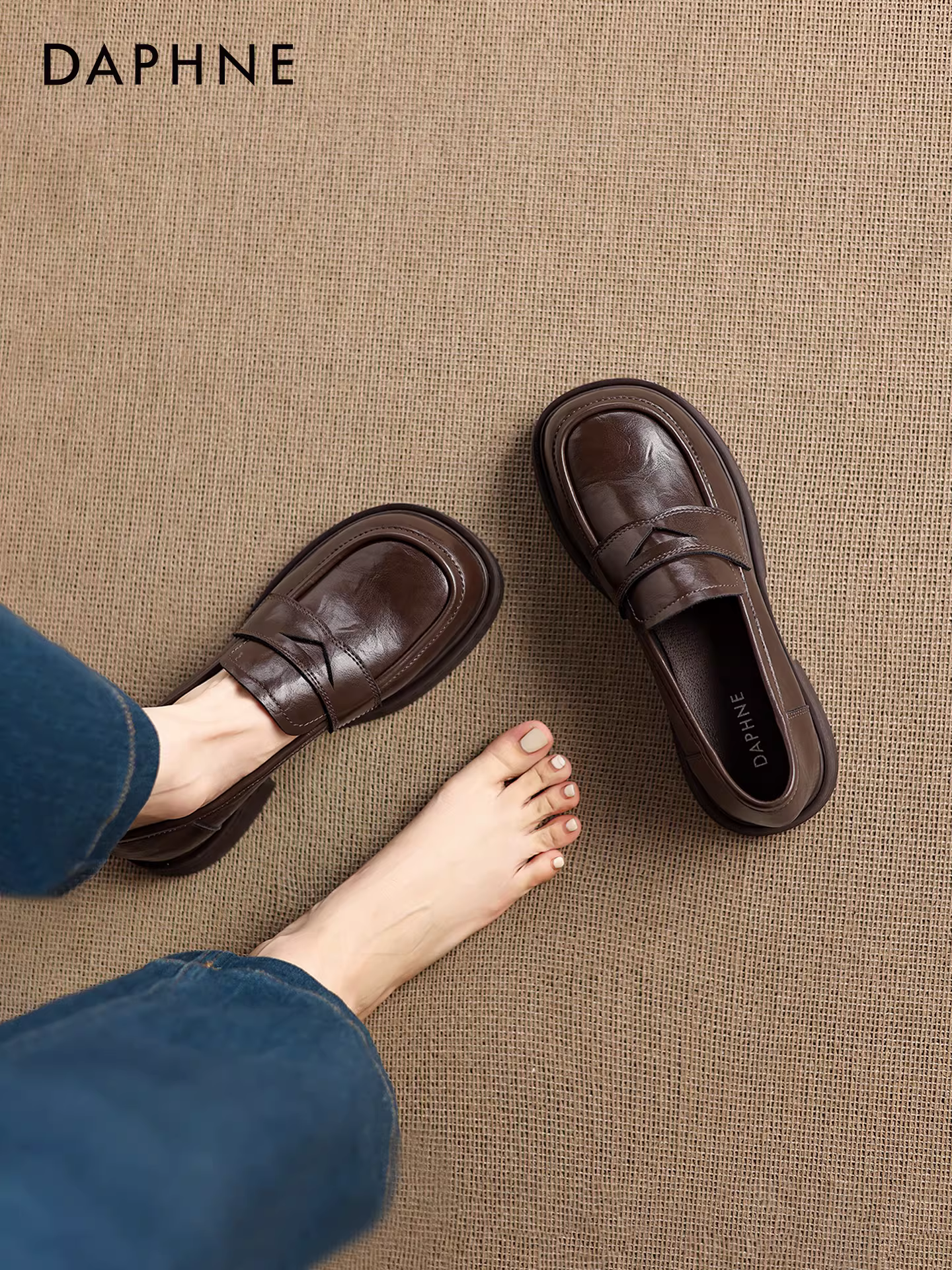 Giày lười đế dày màu nâu Daphne dành cho nữ 2025, kiểu mới, dễ mang, đế mềm, giày da nhỏ, giày bệt nữ, giày đơn.
