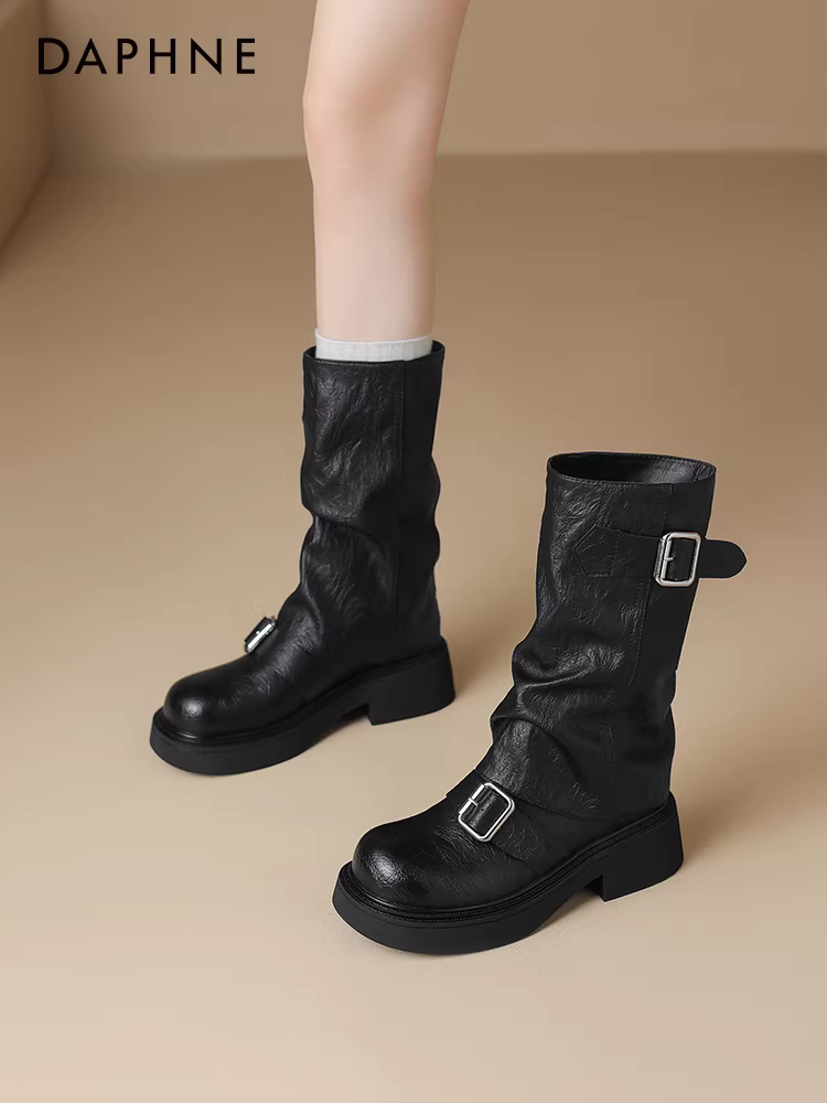 Giày bốt cổ ngắn lót lông cừu màu đen của Daphne dành cho nữ 2025 Giày bốt dài đến giữa bắp chân mùa đông mới Giày bốt nữ đế dày Giày bốt quần dài Giày bốt cưỡi ngựa